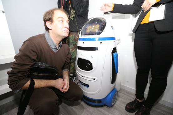 它是人類新伙伴?進化者機器人小胖萌化中外大V