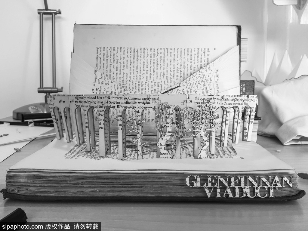 英國設(shè)計師打造立體書頁雕塑 重現(xiàn)哈利波特經(jīng)典場景