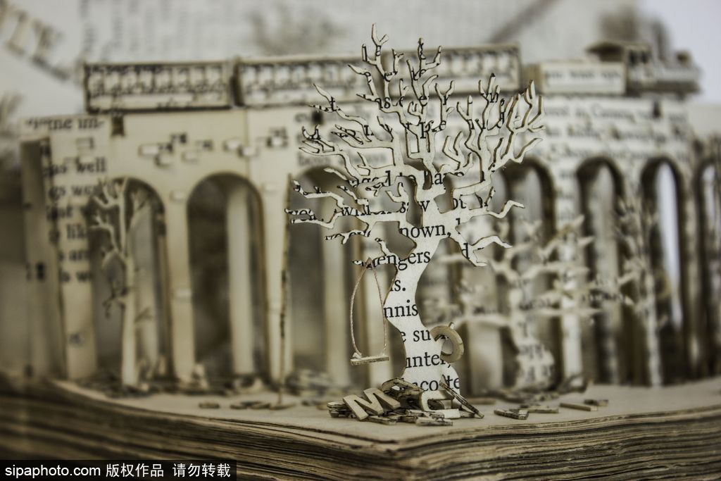 英國設(shè)計(jì)師打造立體書頁雕塑 重現(xiàn)哈利波特經(jīng)典場景