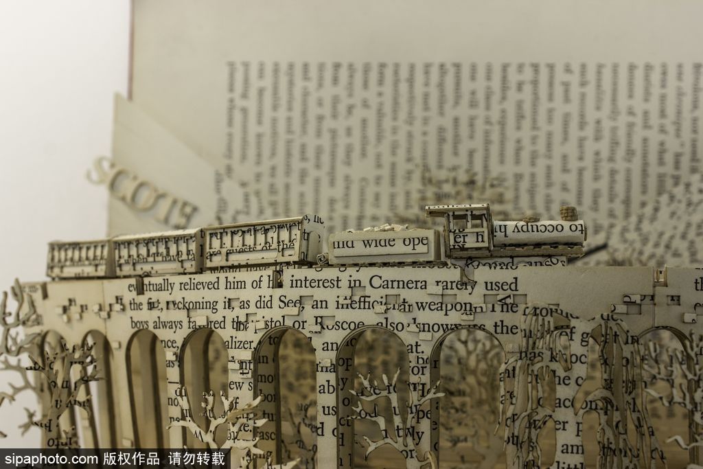 英國(guó)設(shè)計(jì)師打造立體書頁(yè)雕塑 重現(xiàn)哈利波特經(jīng)典場(chǎng)景