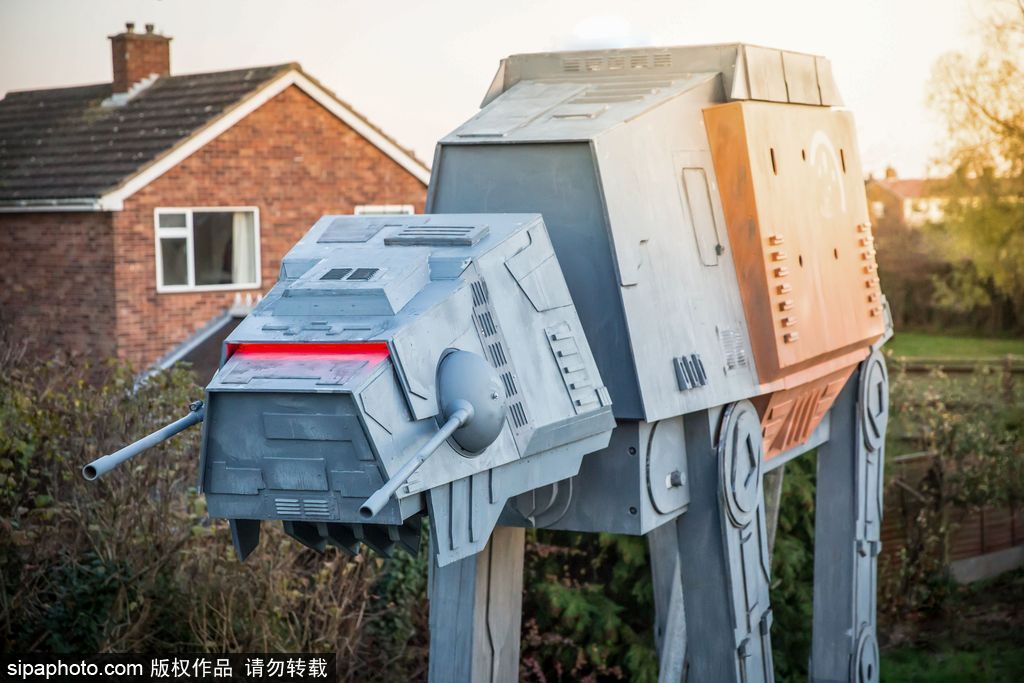 英骨灰級《星球大戰》粉絲為兒子仿造“戰車”