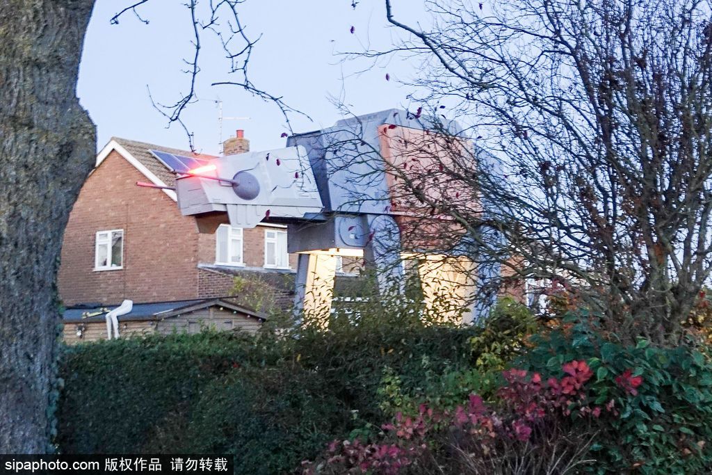 英骨灰級(jí)《星球大戰(zhàn)》粉絲為兒子仿造“戰(zhàn)車(chē)”