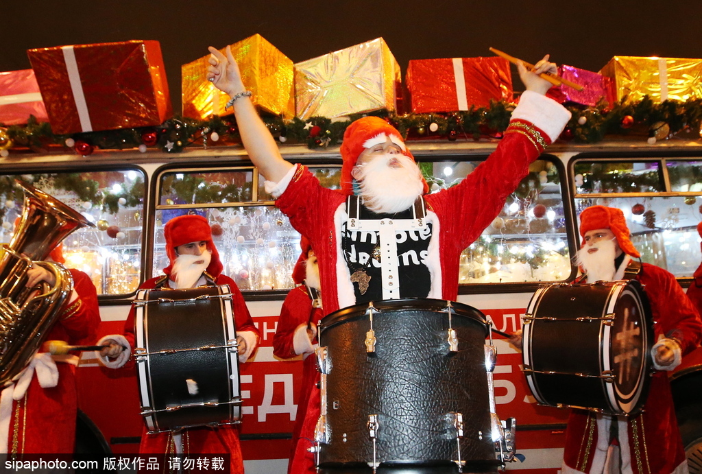 狂歡音樂(lè)巴士現(xiàn)身圣彼得堡 “圣誕老人”一路演奏氣氛超嗨