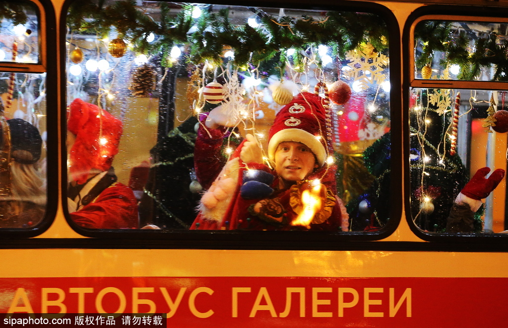 狂歡音樂巴士現身圣彼得堡 “圣誕老人”一路演奏氣氛超嗨