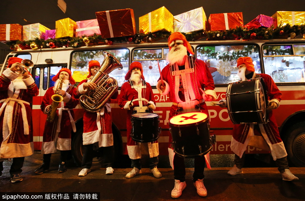 狂歡音樂巴士現(xiàn)身圣彼得堡 “圣誕老人”一路演奏氣氛超嗨