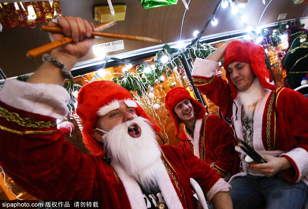 狂歡音樂巴士現身圣彼得堡 “圣誕老人”一路演奏氣氛超嗨