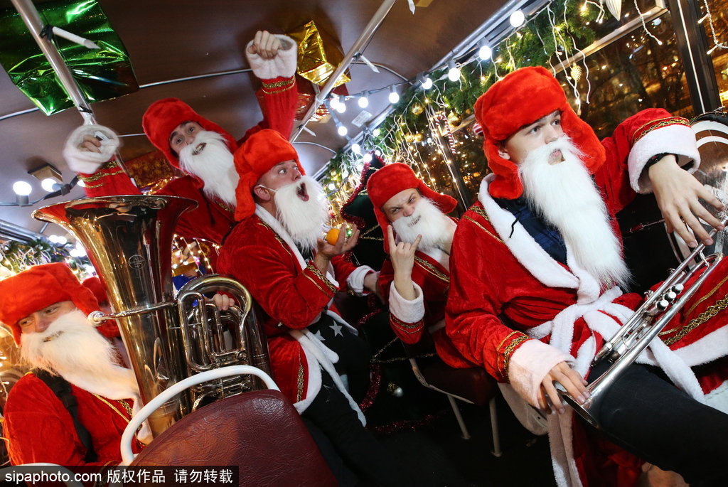 狂歡音樂巴士現身圣彼得堡 “圣誕老人”一路演奏氣氛超嗨