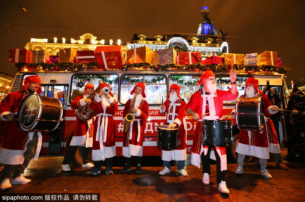 狂歡音樂(lè)巴士現(xiàn)身圣彼得堡 “圣誕老人”一路演奏氣氛超嗨