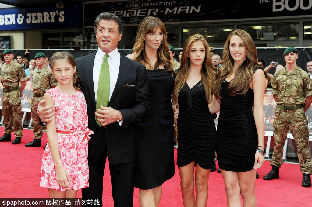 盤點(diǎn)人生贏家史泰龍的超模女兒團(tuán)！他說“最好永遠(yuǎn)不長大”