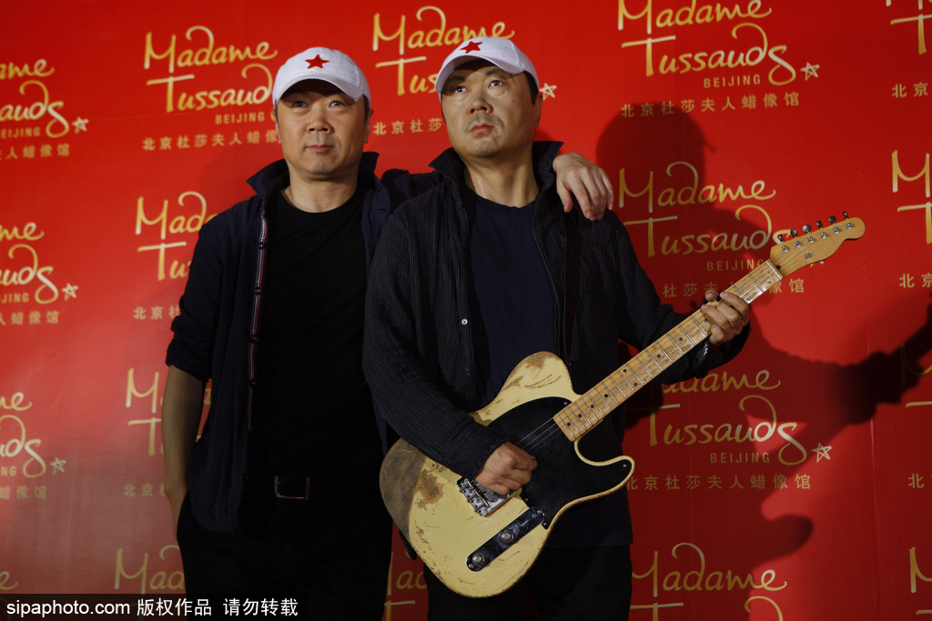 鹿晗蠟像被親掉色？盤點(diǎn)明星VS蠟像大對比