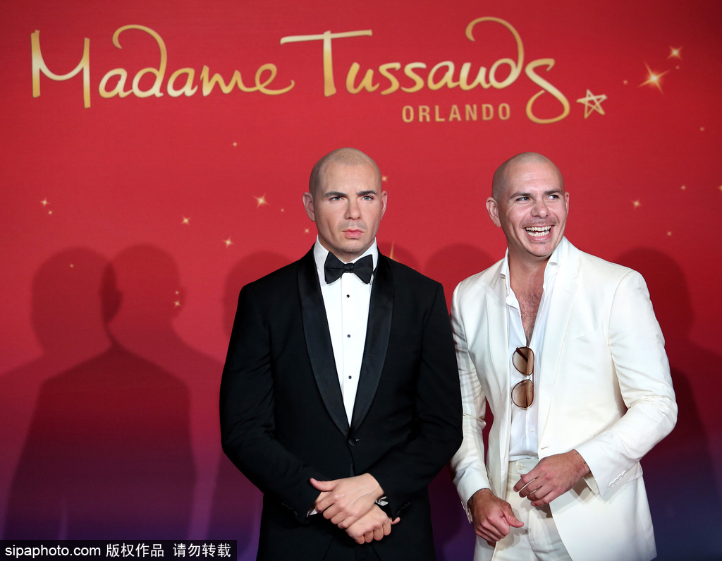 鹿晗蠟像被親掉色？盤點明星VS蠟像大對比