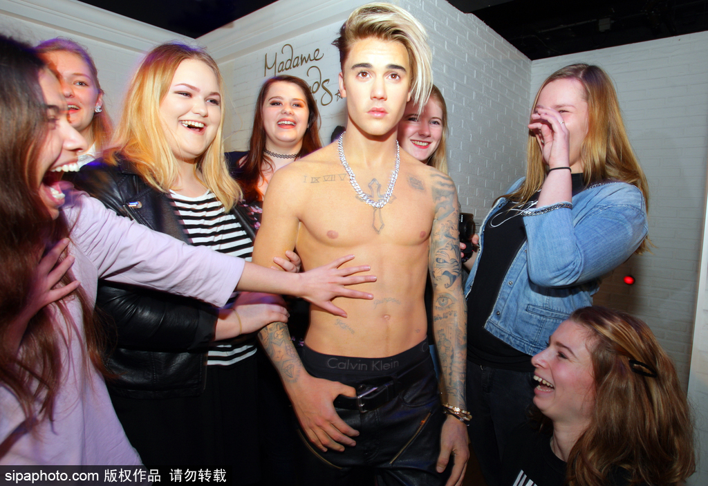 鹿晗蠟像被親掉色？盤點明星VS蠟像大對比