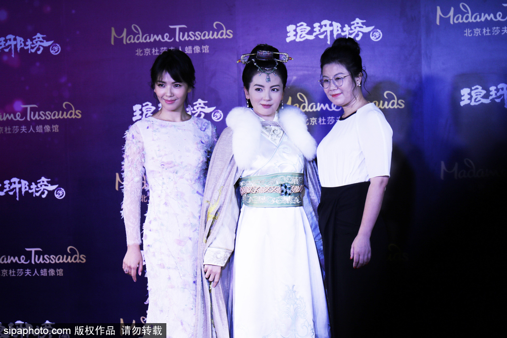 鹿晗蠟像被親掉色？盤點明星VS蠟像大對比