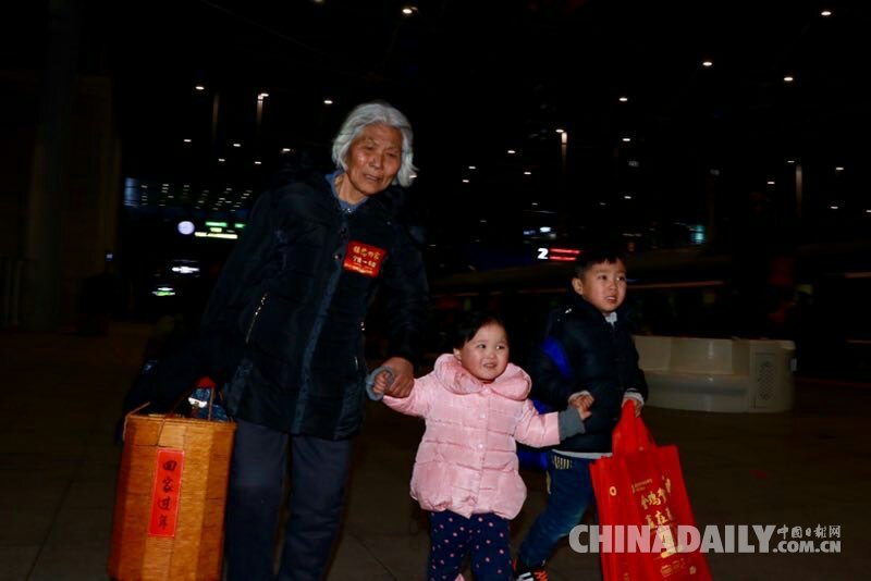 開往家鄉的專列：1200多名阜陽農民工免費乘專列返鄉