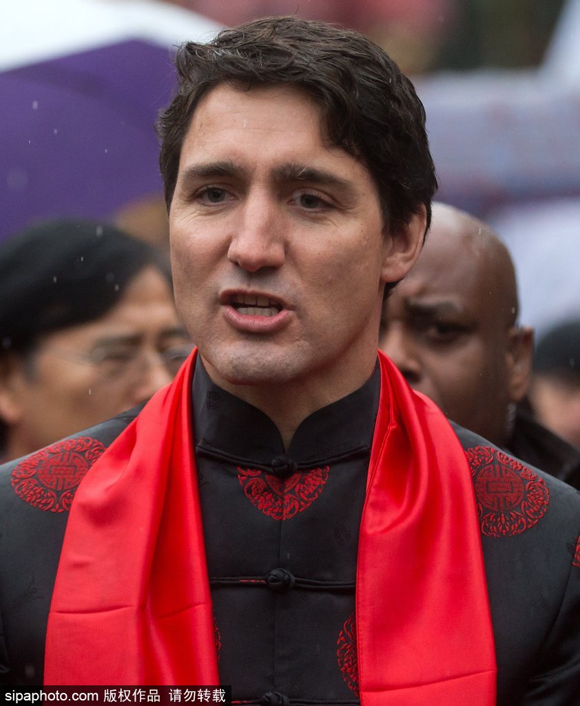 加拿大總理特魯多身著唐裝參加春節游行 撫摸舞獅頭激萌十足