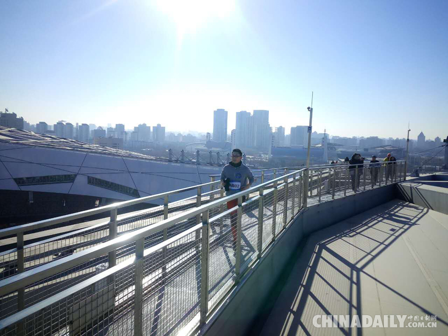 莫辜負(fù)晴空萬里 登鳥巢屋頂跑步