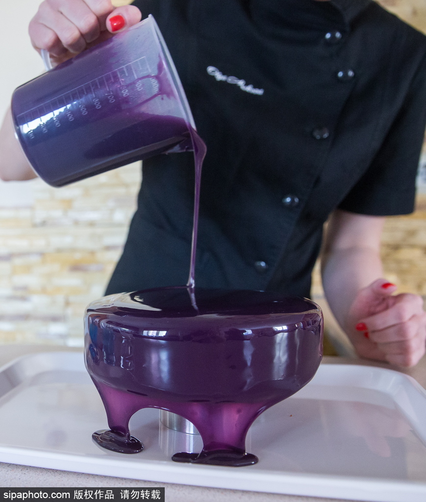 太完美！連強(qiáng)迫癥都被這個(gè)俄羅斯美女做的鏡面蛋糕治愈了