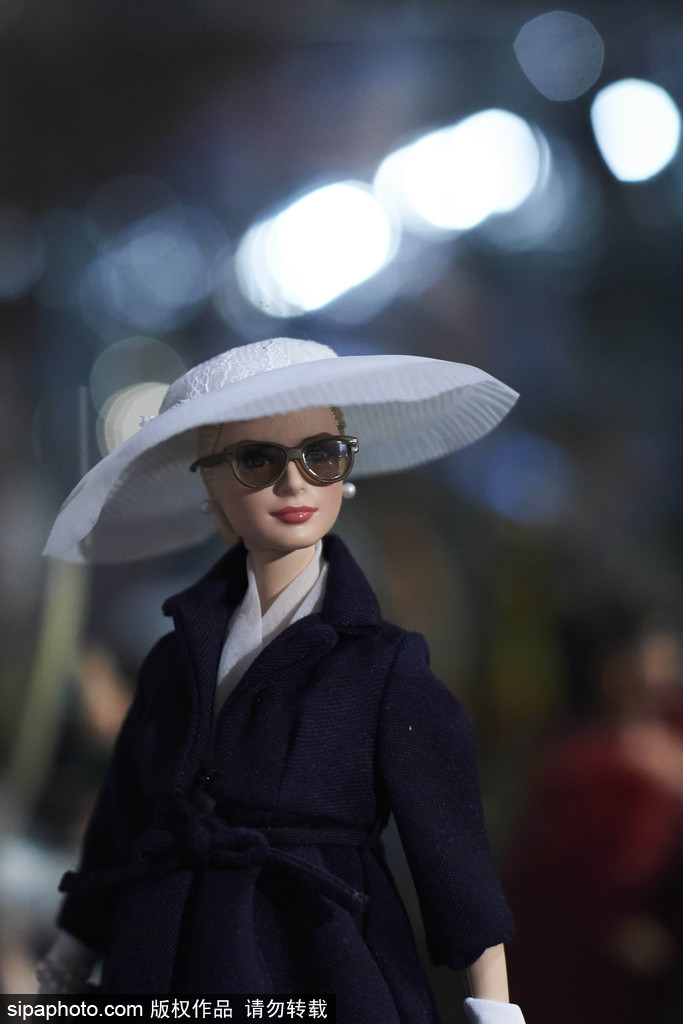 “王室”芭比娃娃亮相馬德里 威廉王子夫婦大婚造型搶眼