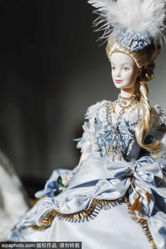 “王室”芭比娃娃亮相馬德里 威廉王子夫婦大婚造型搶眼