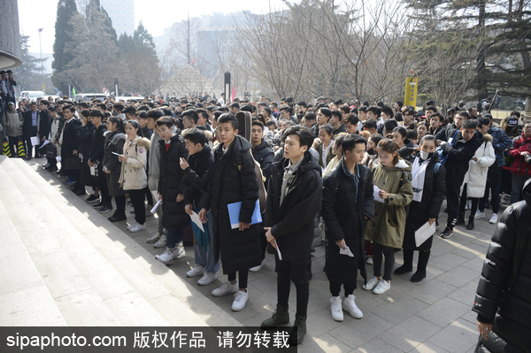 北影藝考復(fù)試現(xiàn)場(chǎng)帥哥美女如云 考生時(shí)尚裝備大PK如時(shí)裝走秀[組圖]