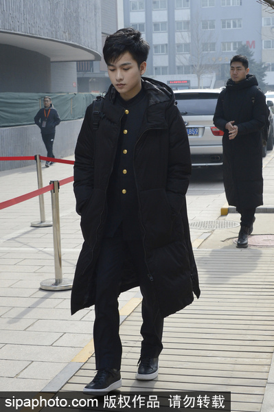 北影藝考復試現場帥哥美女如云 考生時尚裝備大PK如時裝走秀[組圖]