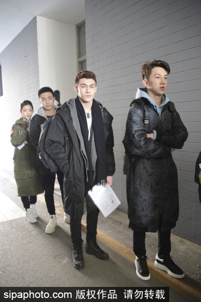 北影藝考復試現場帥哥美女如云 考生時尚裝備大PK如時裝走秀[組圖]