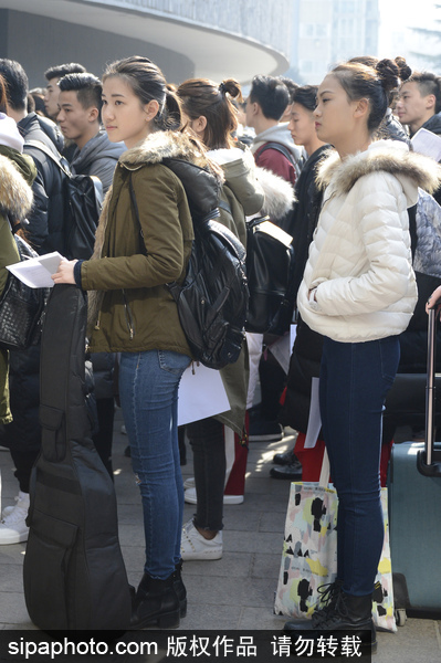 北影藝考復試現場帥哥美女如云 考生時尚裝備大PK如時裝走秀[組圖]