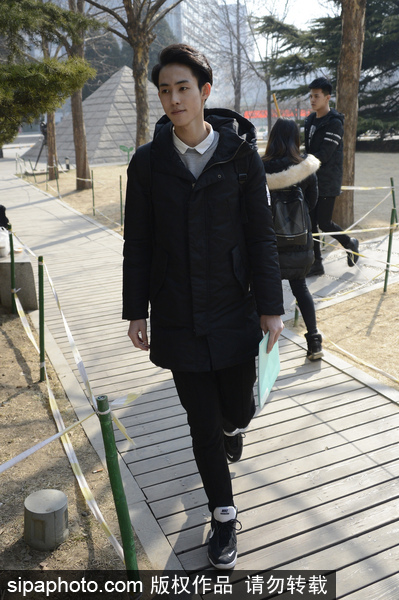 北影藝考復試現場帥哥美女如云 考生時尚裝備大PK如時裝走秀[組圖]