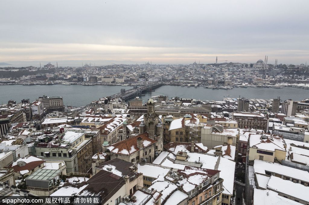 盤點土耳其之旅必去地 體驗原汁原味當?shù)赜?/></p>

<p>當?shù)貢r間2017年1月11日，土耳其伊斯坦布爾，從加拉塔石塔俯瞰被冬雪覆蓋的伊斯坦布爾城市。</p>
</div>

<div width=