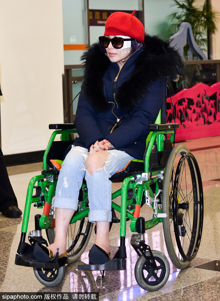 狼叔又患皮膚癌大布摔斷鎖骨 盤點(diǎn)帶傷亮相的明星