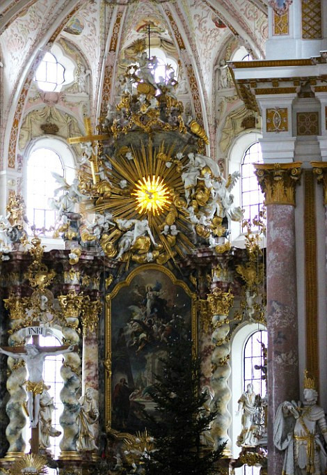 德國(guó)修道院現(xiàn)兩具“史上最奢華骷髏”