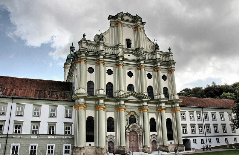 德國修道院現兩具“史上最奢華骷髏”