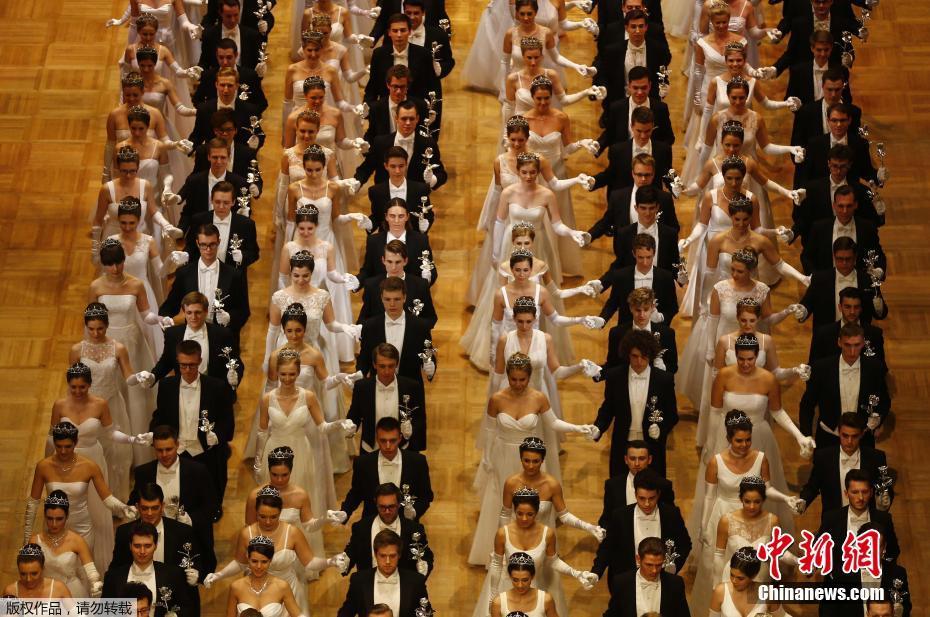 維也納歌劇院舉行年度舞會 場面盛大奢華