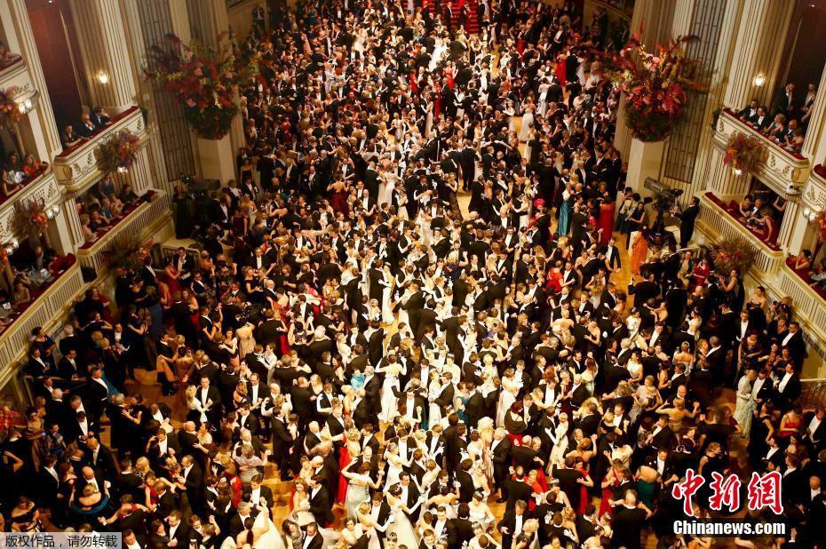 維也納歌劇院舉行年度舞會 場面盛大奢華