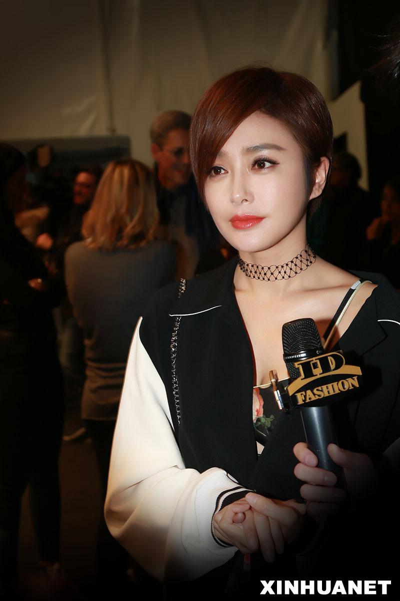 秦嵐現(xiàn)身米蘭時裝周 以酷帥短發(fā)造型出入秀場