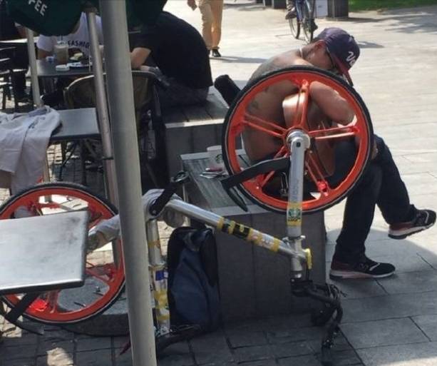 成都共享單車被燒毀 盤點N種被“玩壞”的共享單車