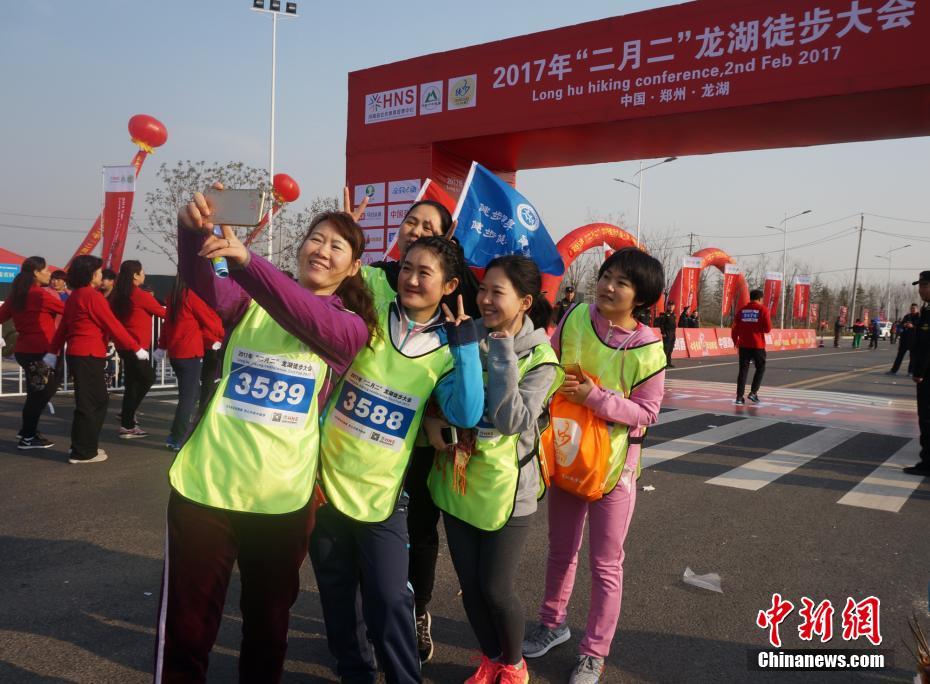 鄭州市民徒步走迎二月二“龍抬頭”（組圖）