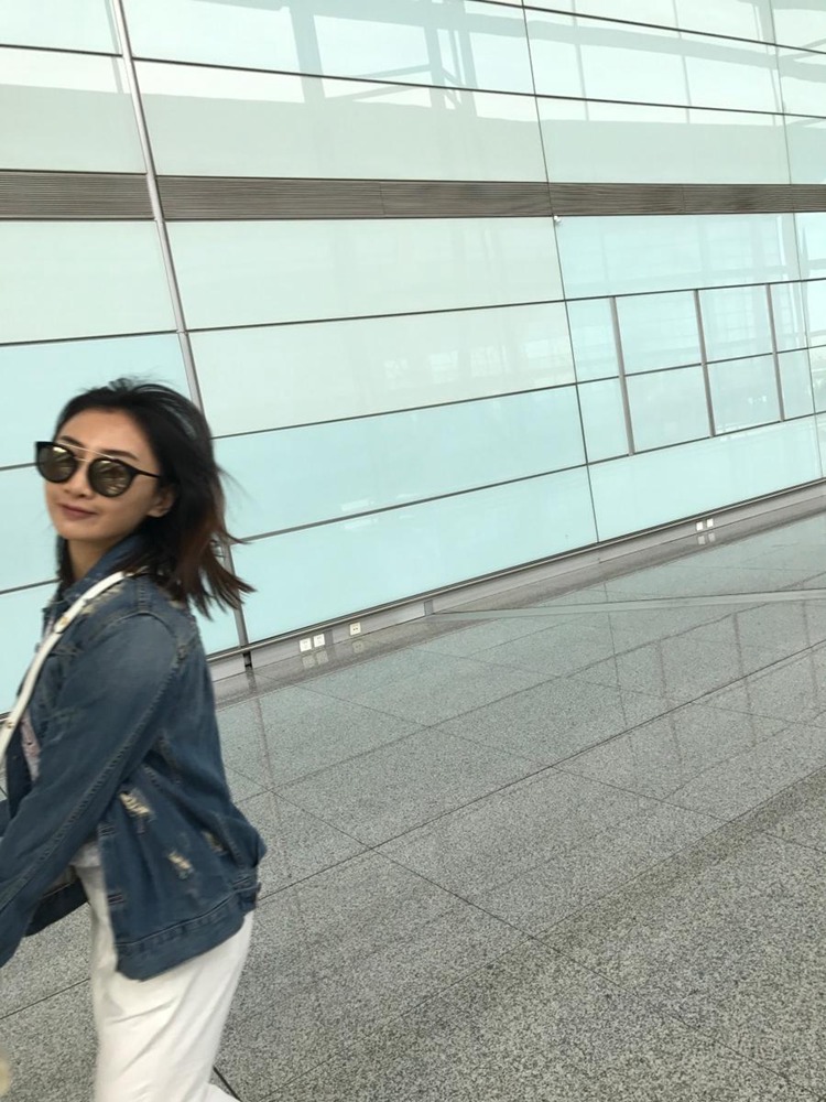 “蹦床公主”何雯娜曬潮范兒私照 網(wǎng)友：走路帶風(fēng)?。▓D）