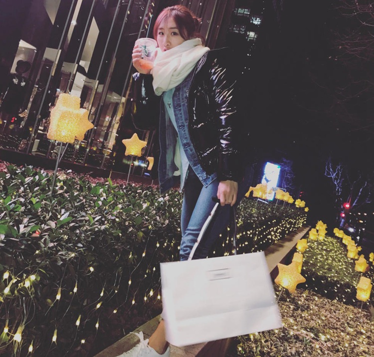 “蹦床公主”何雯娜曬潮范兒私照 網友：走路帶風！（圖）