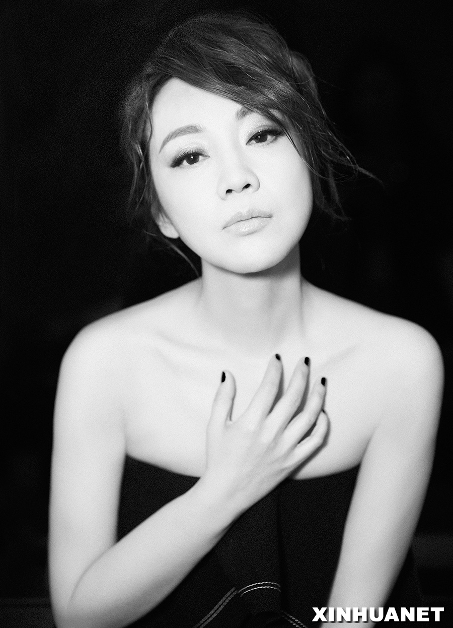 閆妮看秀身黑色抹胸連體褲 調侃自己有沖動走T臺（組圖）