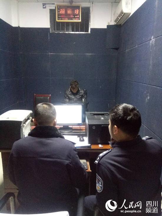 扒手拼命反抗追捕 致成都民警摔倒髕骨骨折(圖)