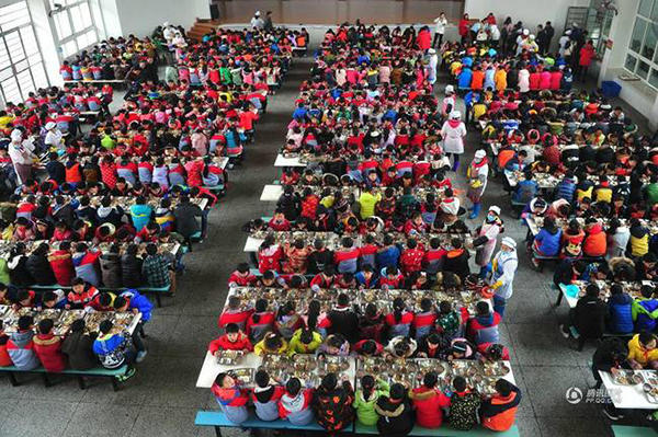 最大農村寄宿小學 近千人靠“剪刀石頭布”打飯