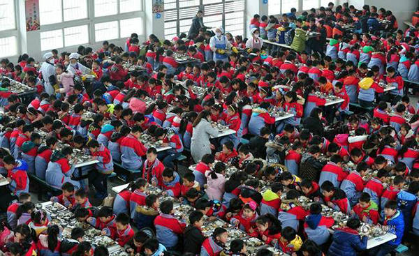 最大農村寄宿小學 近千人靠“剪刀石頭布”打飯