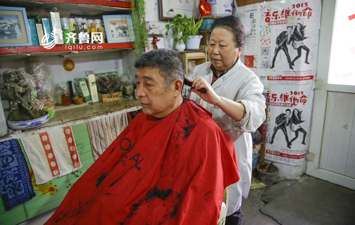 圖片故事：二月二“剃龍頭”：理發(fā)師堅(jiān)守傳統(tǒng)技藝43年[組圖]