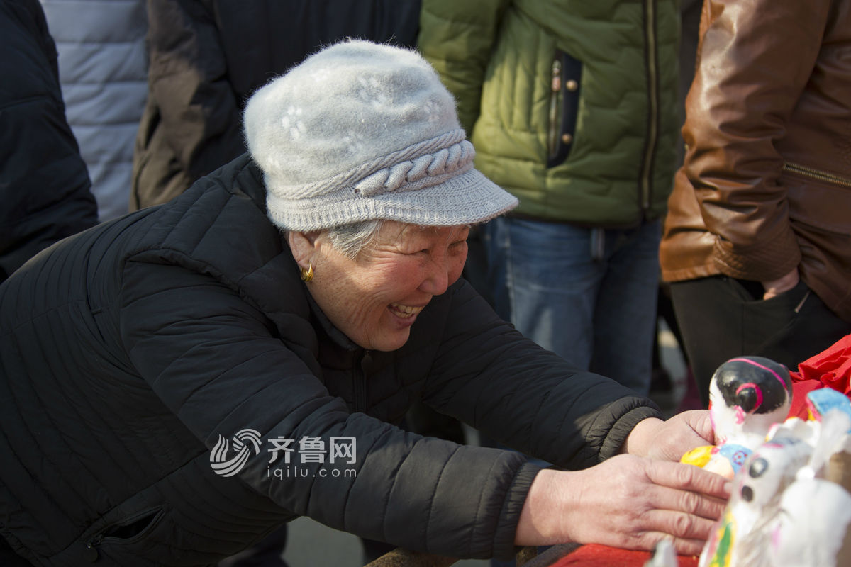 感受非遺文化 山東火把李廟會泥塑娃娃當主角[組圖]