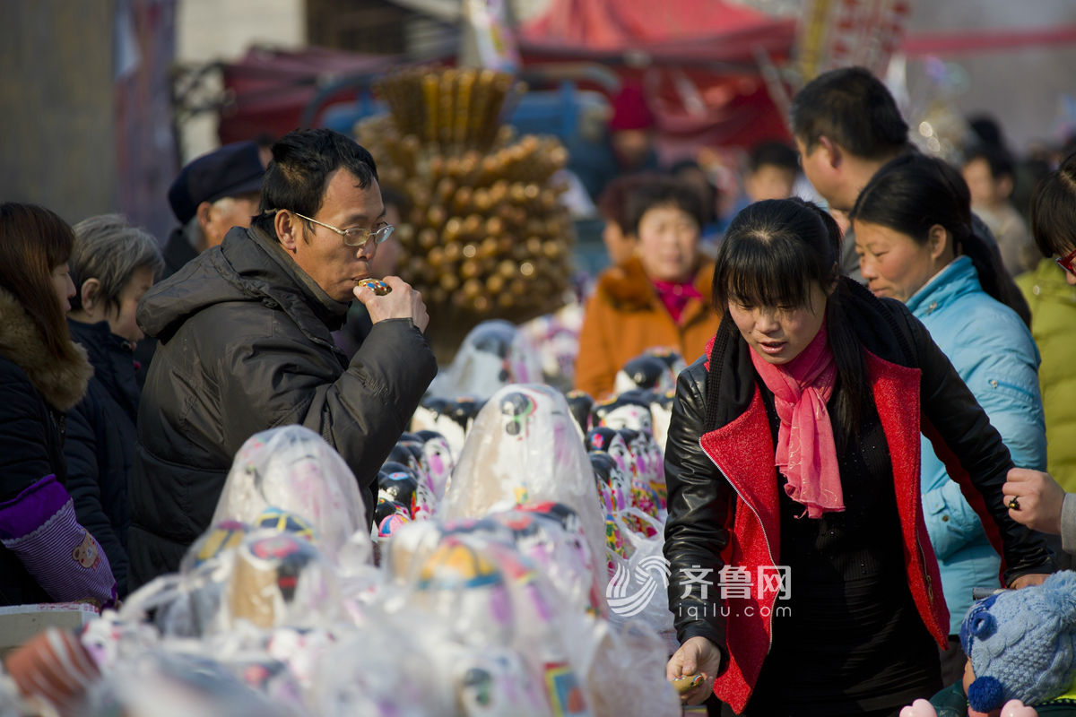 感受非遺文化 山東火把李廟會(huì)泥塑娃娃當(dāng)主角[組圖]