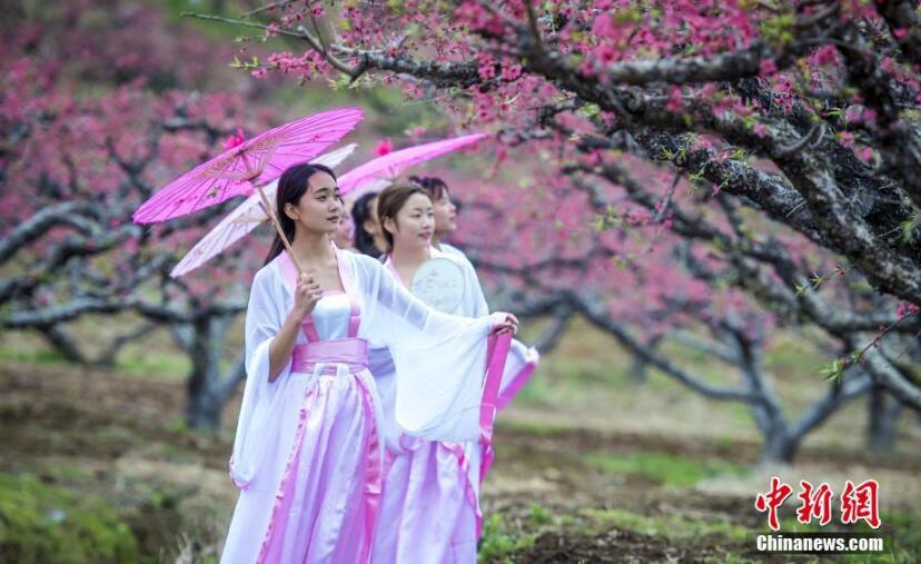 廣東大學(xué)生扮演古人穿越 呼吁重視古詩(shī)詞[組圖]