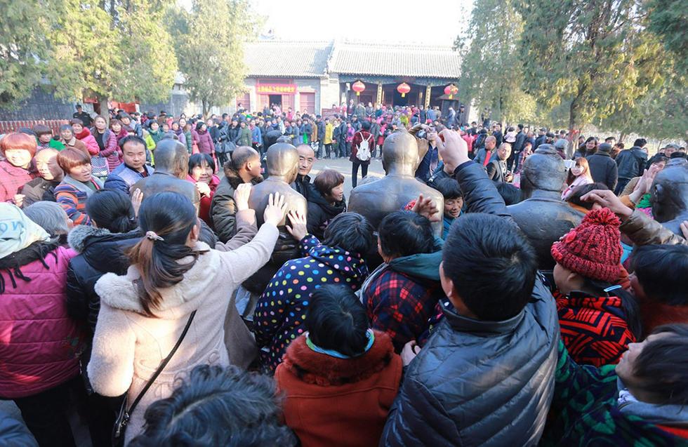 河南周口香客排長隊“打秦檜”消災