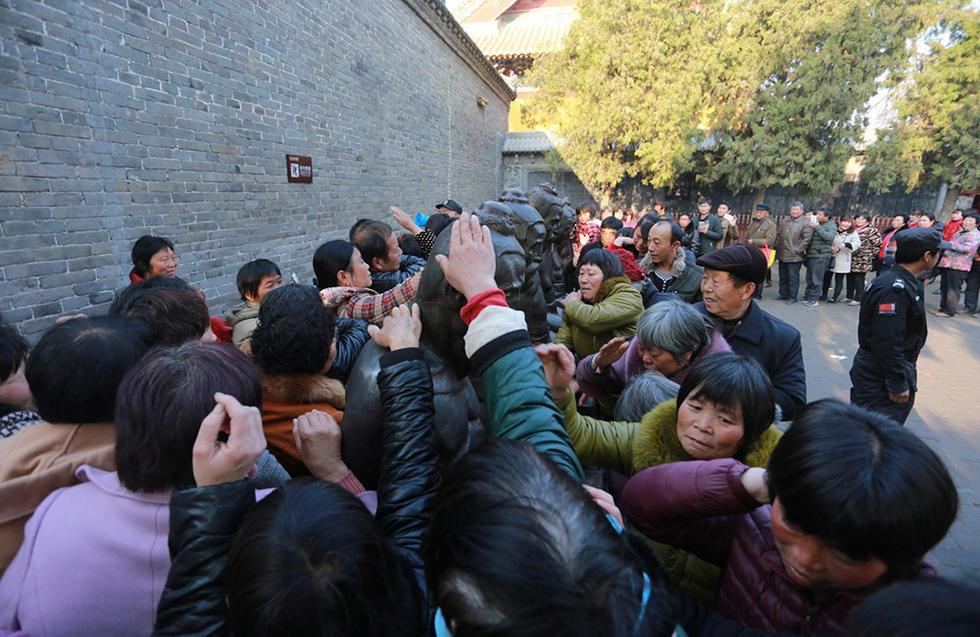 河南周口香客排長隊“打秦檜”消災