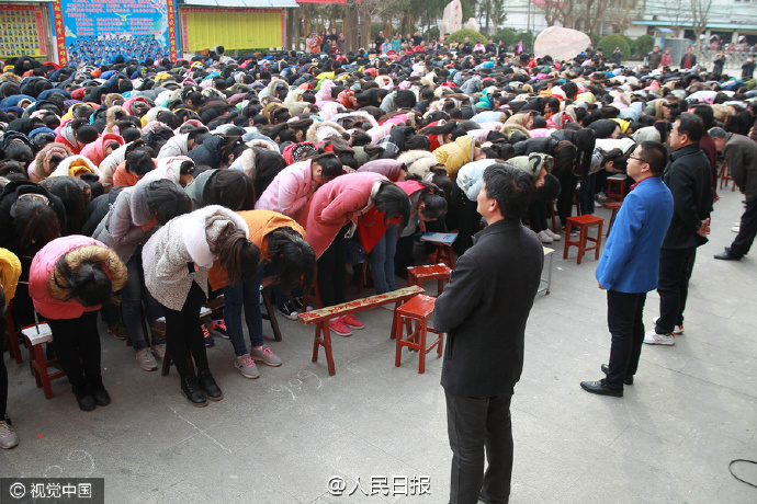 河南高考誓師大會(huì) “我要上一本！我要上北大！”